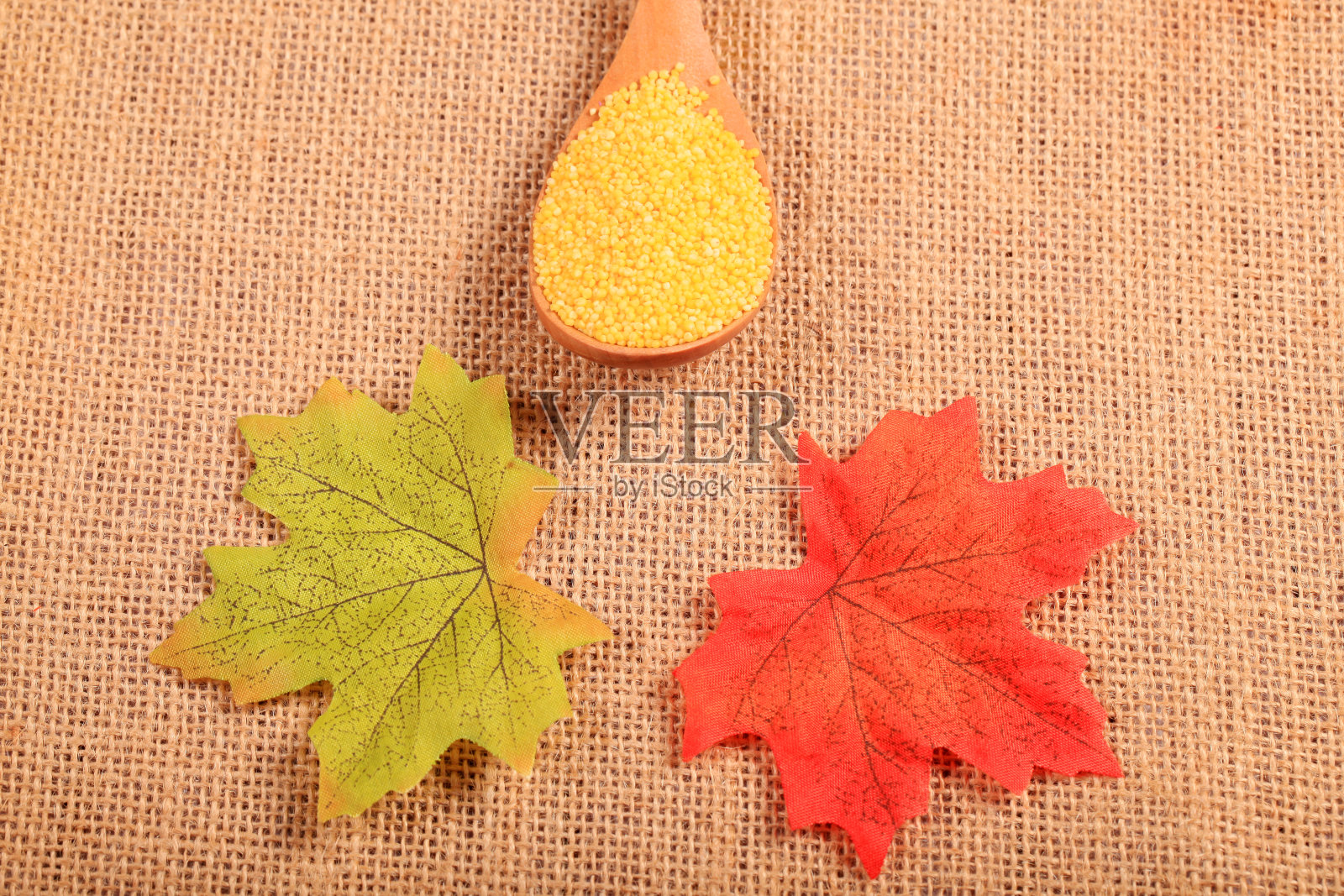 小米,小米装在木容器里照片摄影图片