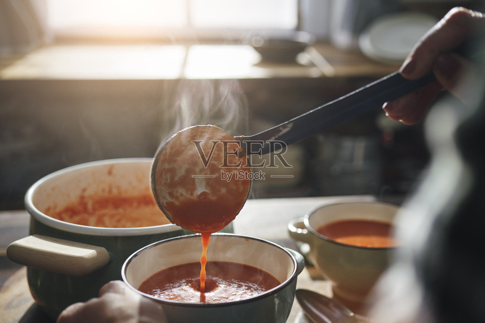 在厨房里准备美味的番茄汤照片摄影图片