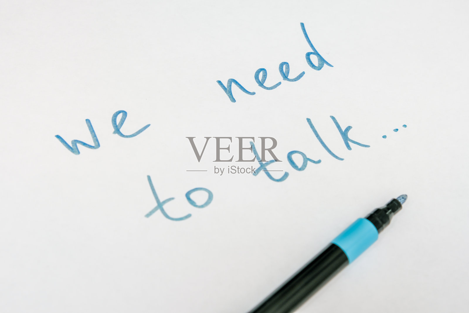 我们需要用记号笔把信息写在白纸上,家庭或工作中的沟通问题照片摄影图片