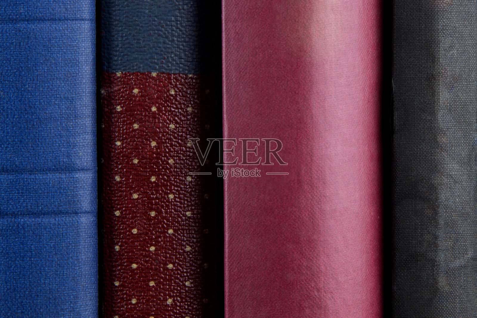 书架上的旧书照片摄影图片