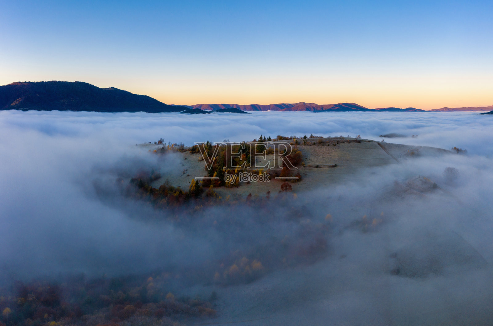 灰色的薄雾笼罩着小山照片摄影图片