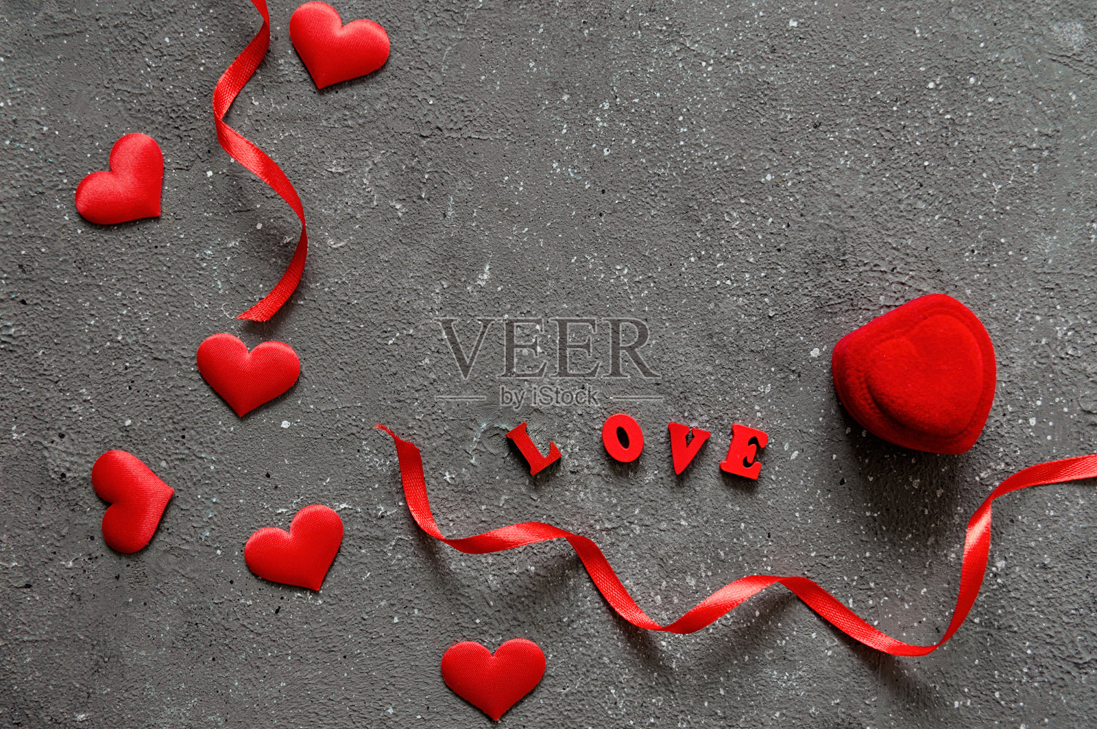 情人节的明信片。母亲节和情人节的爱情概念。情人节快乐:在老式混凝土灰色背景上的红心照片摄影图片