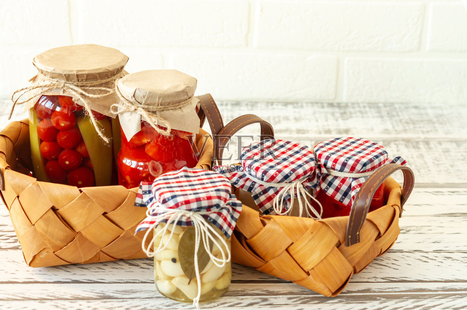 各种腌菜罐。自制西红柿,黄瓜,大蒜,生姜和辣根泡菜。发酵食品。照片摄影图片