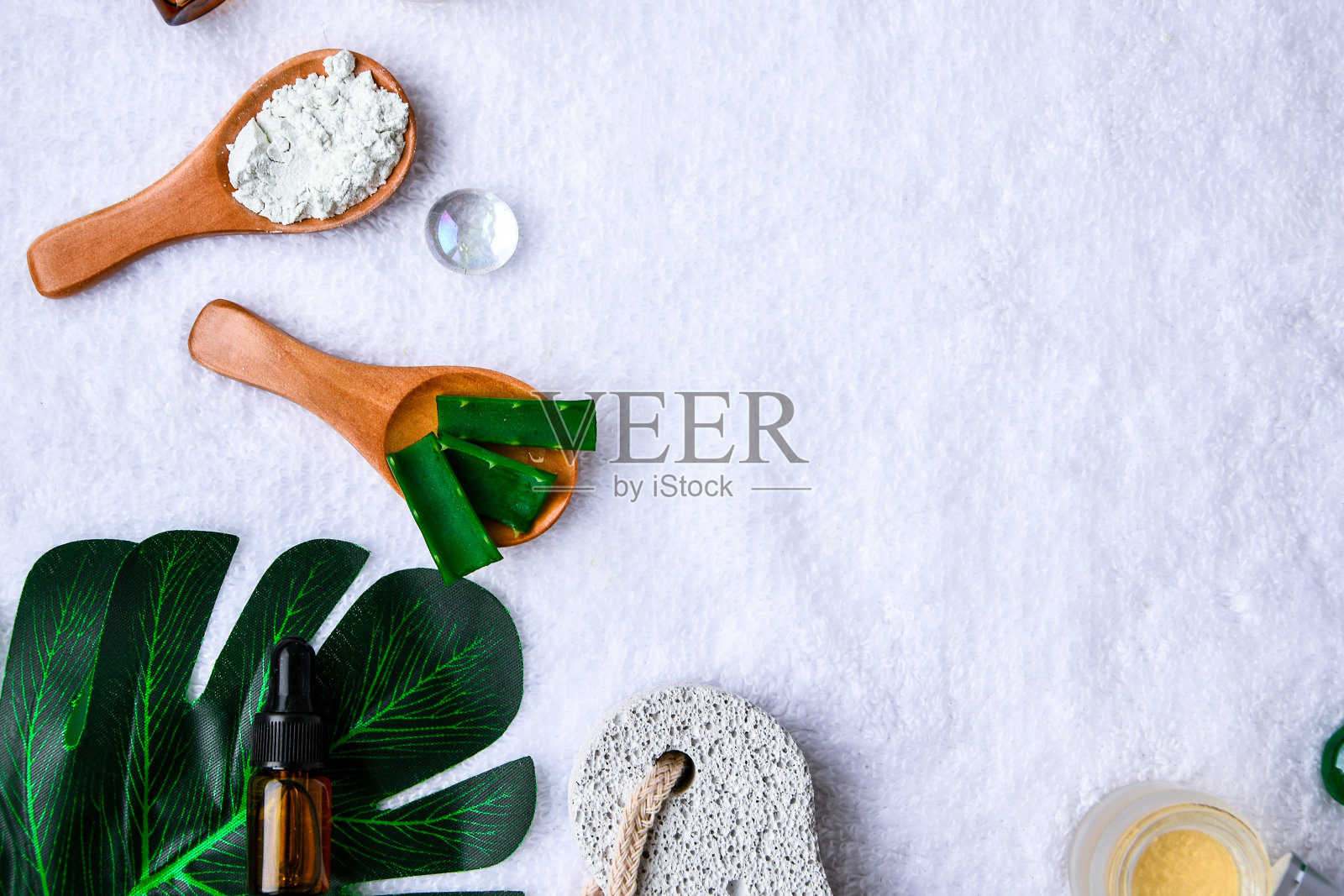 美容和时尚概念与水疗集和棕榈叶。生物草本绿色化妆品安排。帧复制空间照片摄影图片