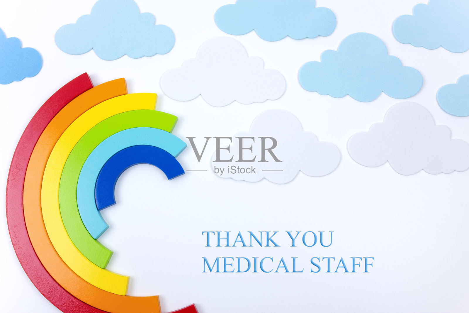 谢谢医护人员。彩虹与云在白色背景与文字。照片摄影图片
