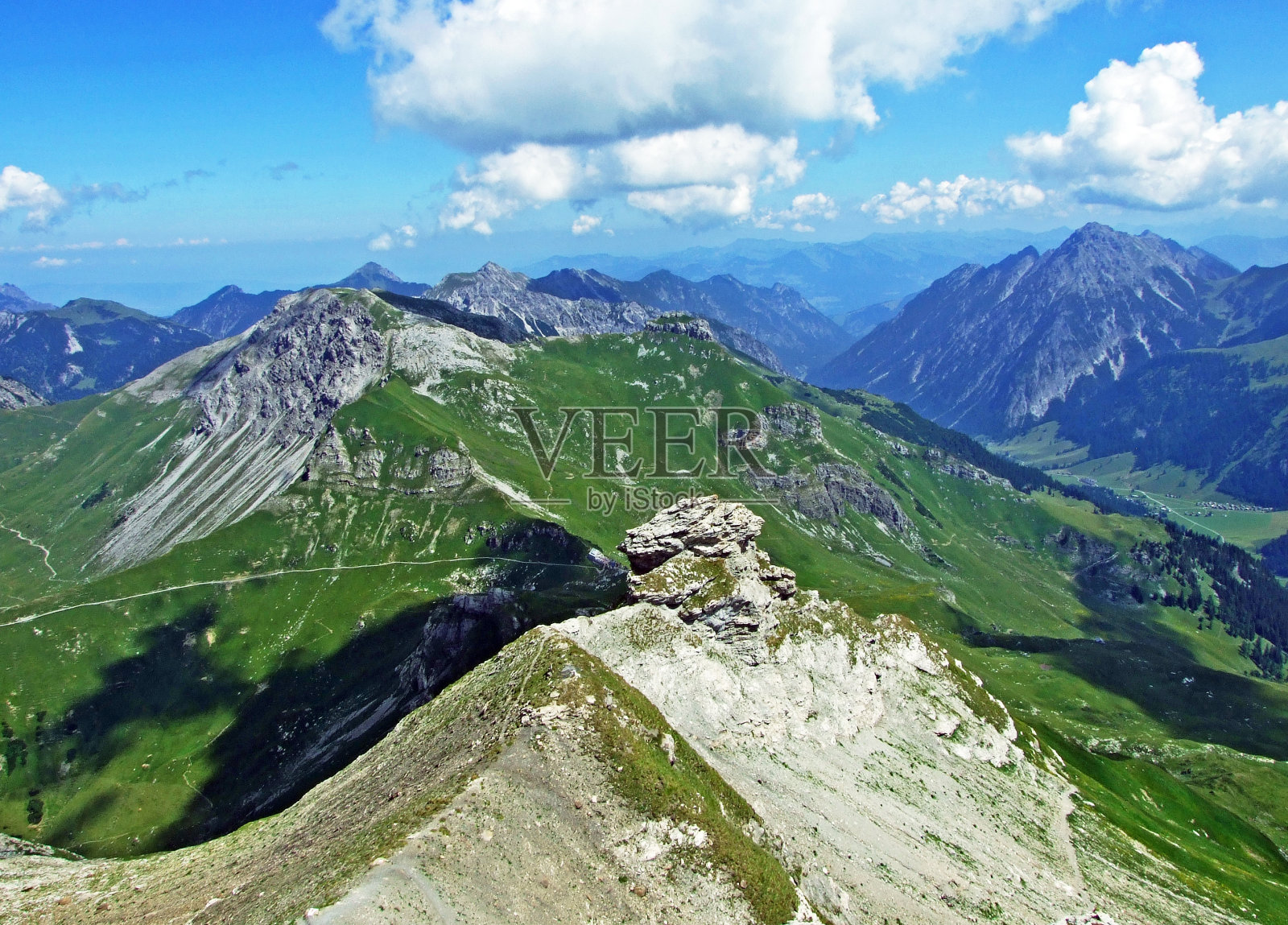 阿尔卑斯山脉的山峰奥格斯腾堡和戈尔菲翁在萨米纳塔尔山谷和列支敦士登-奥地利阿尔卑斯山脉施泰格,列支敦士登照片摄影图片