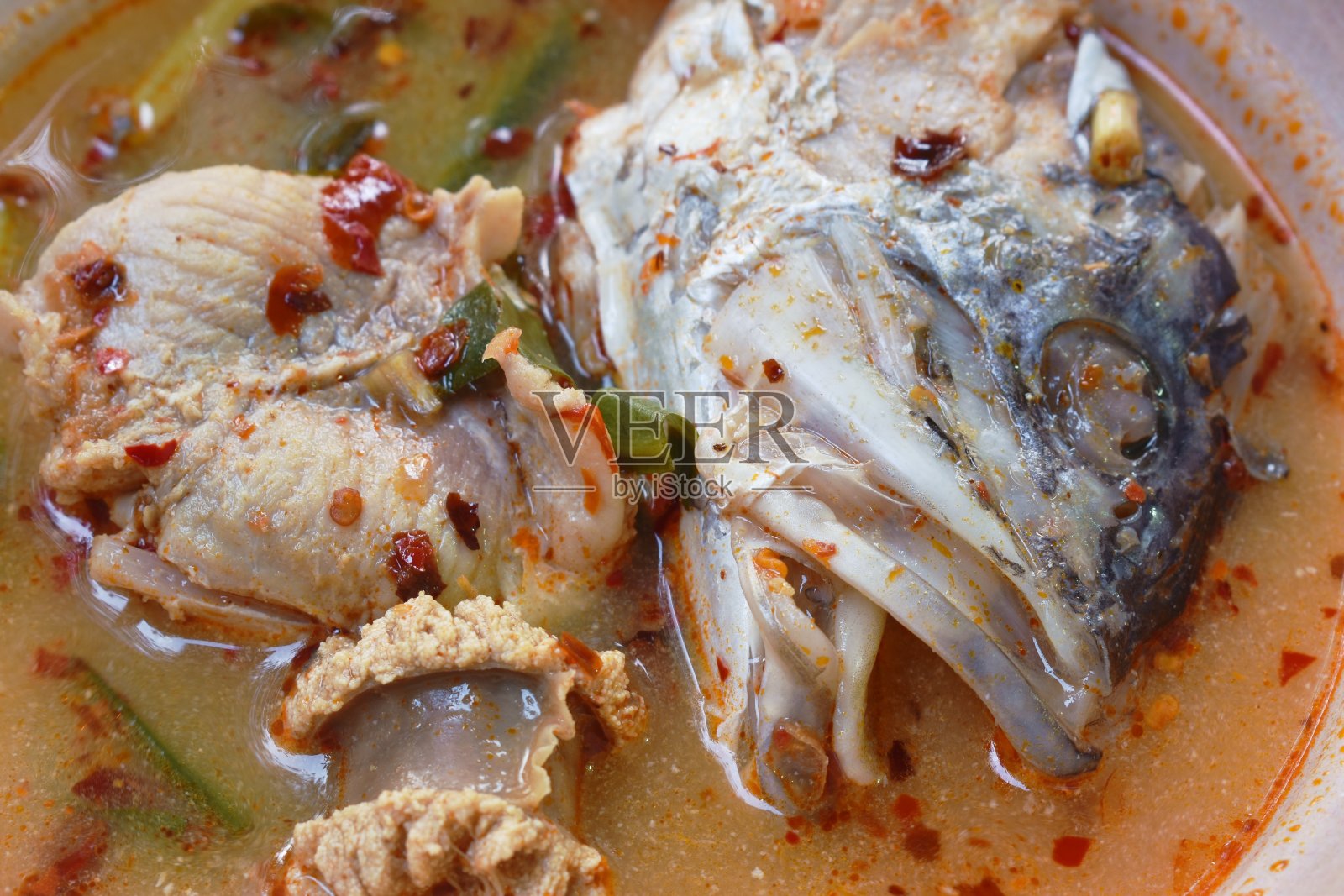 辣煮鲈鱼及冬阴汤头照片摄影图片