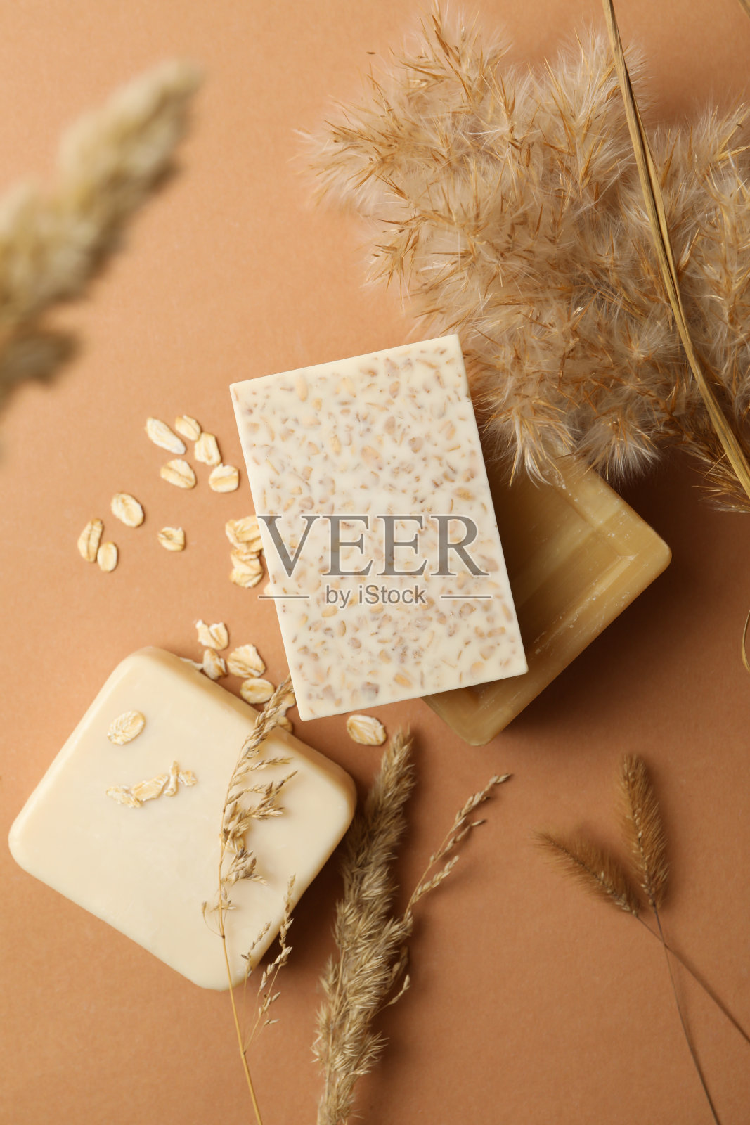 个人卫生概念与不同的肥皂在棕色的背景照片摄影图片