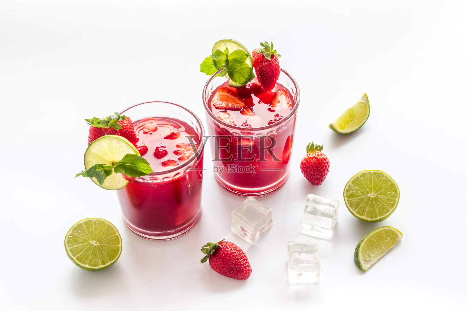 草莓冰柠檬水与薄荷饮料。冷红coctail照片摄影图片