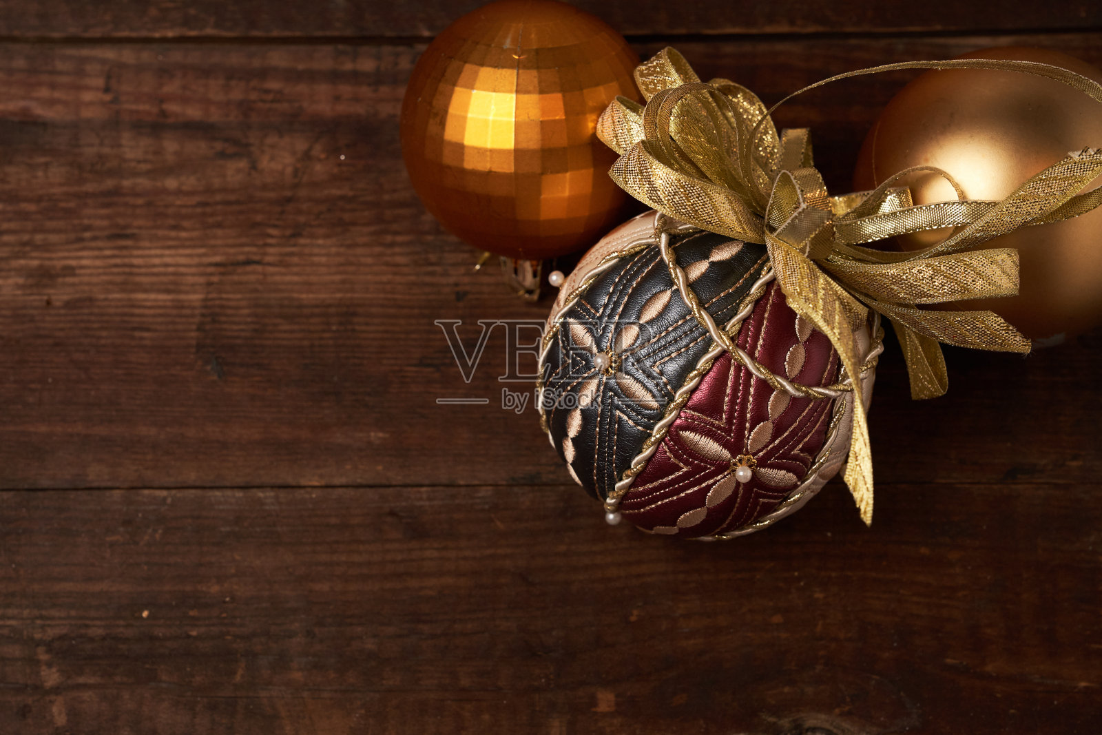 面具,礼物,木制背景的圣诞球照片摄影图片