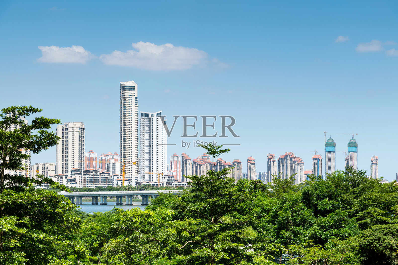 天空多云的现代建筑照片摄影图片