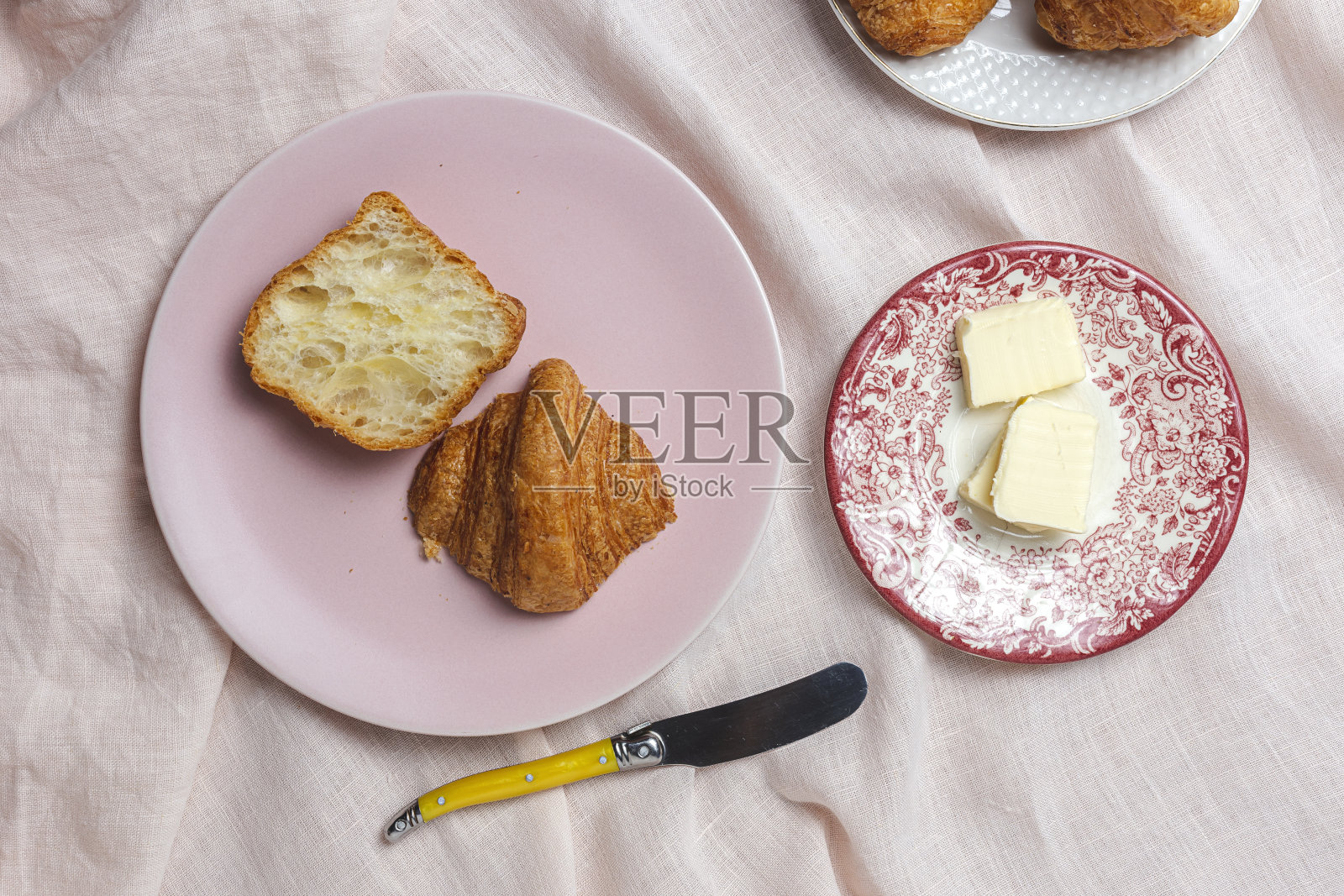 自制新鲜牛角面包配果酱和黄油照片摄影图片