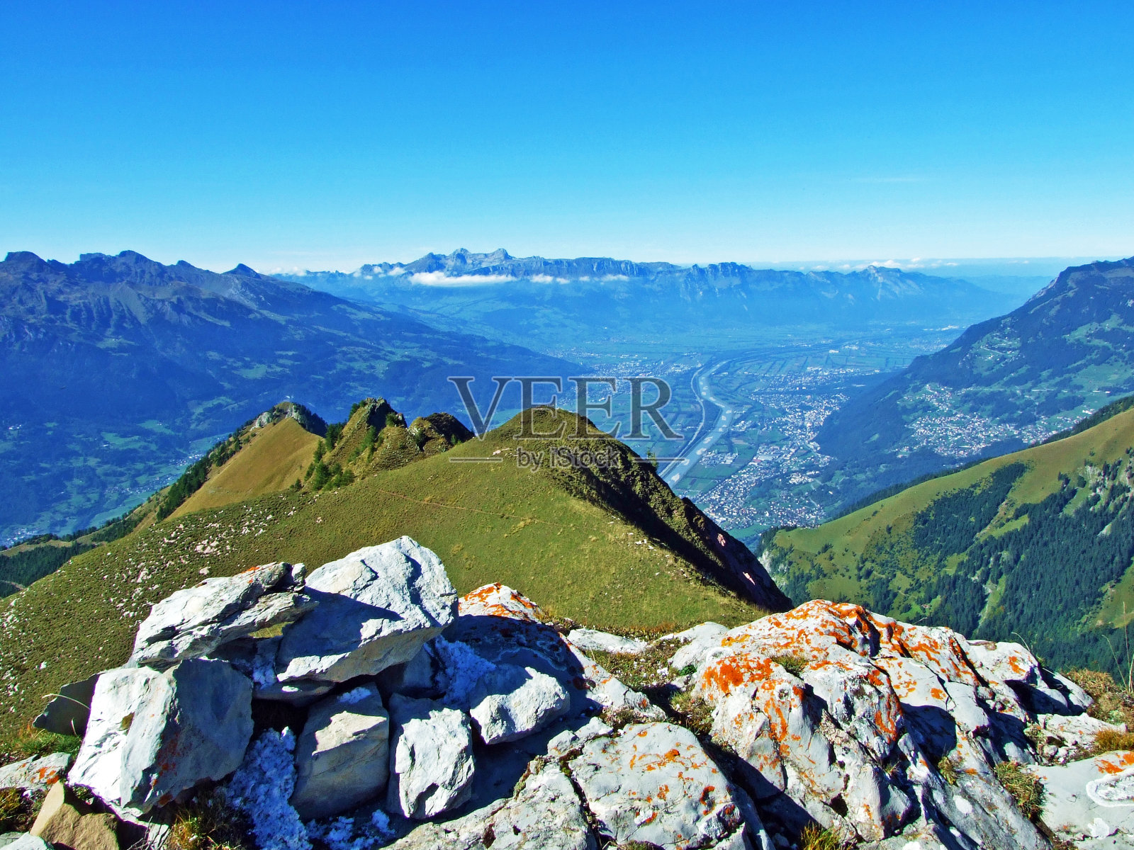 阿尔卑斯山脉的米特勒斯皮茨峰位于瑞士拉提肯边界山脉或Rätikon Grenzmassiv, Mainfeld - Grisons州(Graubünden或Graubuenden)照片摄影图片