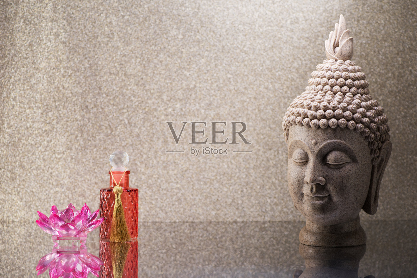 佛像头像、香烛、兰花花装饰及文字复制空间。禅宗冥想的概念照片摄影图片