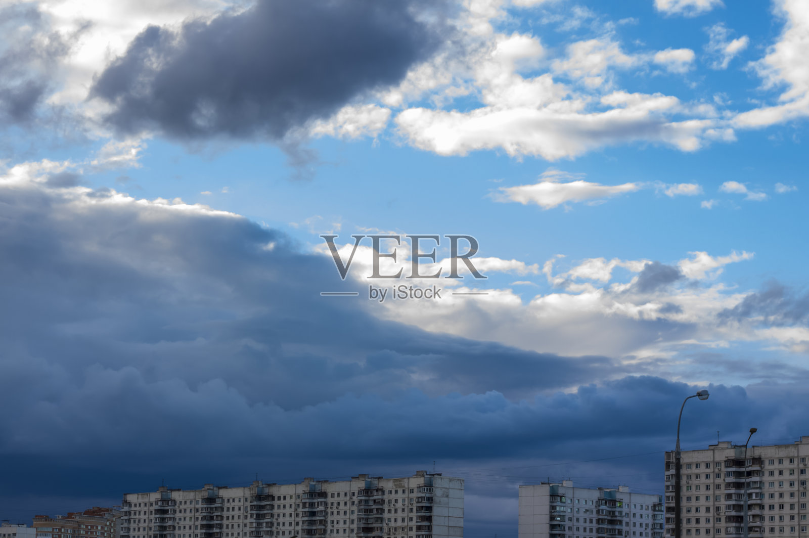 天空。厚厚的乌云和太阳的光芒一起。照片摄影图片