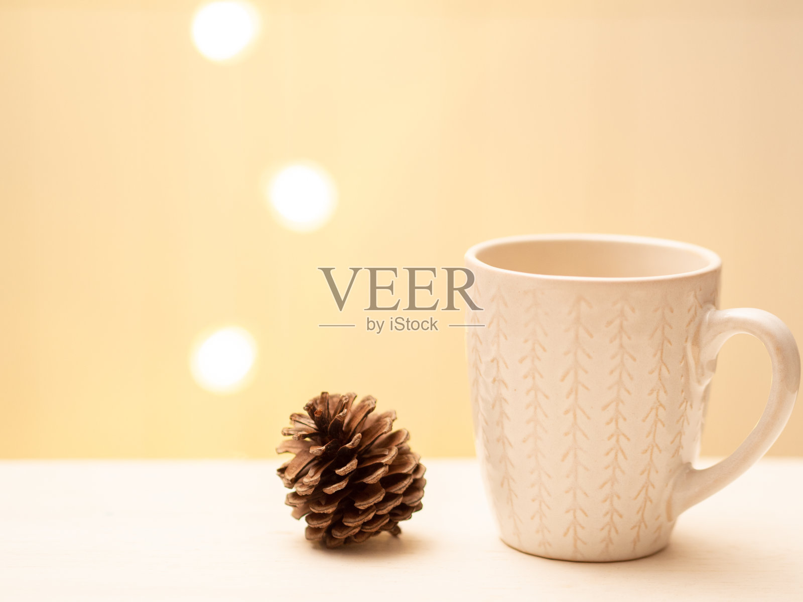 一杯咖啡和松果照片摄影图片