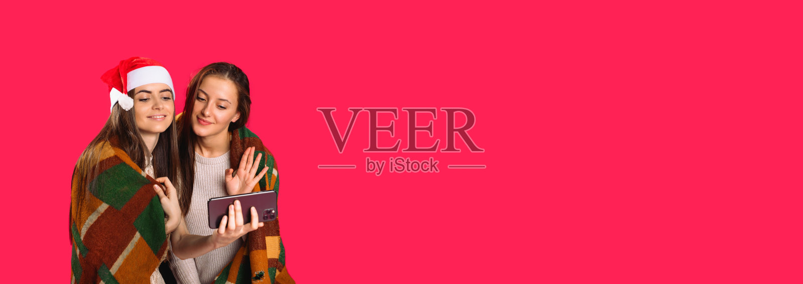 横幅。女孩们通过在线视频交流。检疫和圣诞概念。照片摄影图片