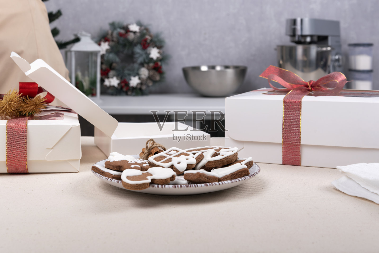 姜饼,美味的彩绘饼干在礼品盒的背景照片摄影图片