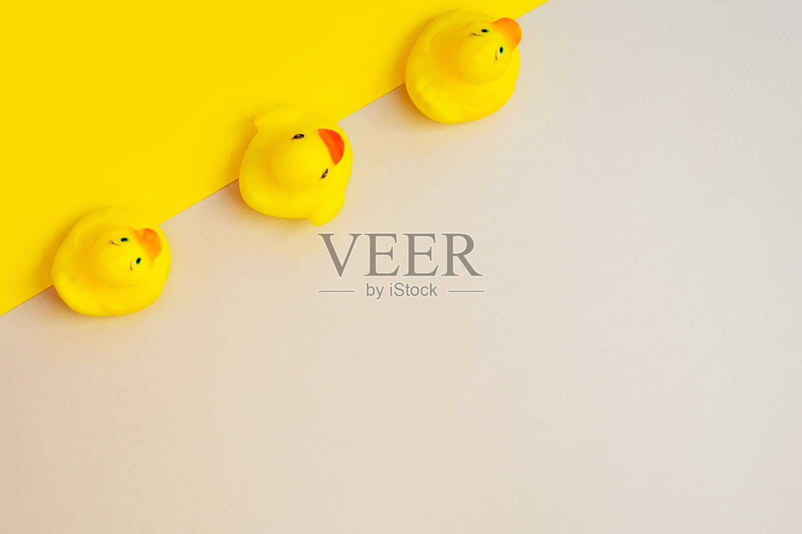 可爱的黄色橡皮鸭孤立的背景在时尚的颜色。2021年的颜色。黄色,灰色的隔离。照片摄影图片