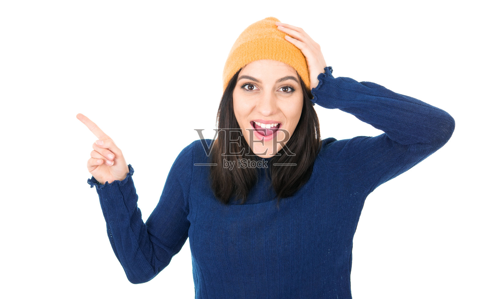 惊讶的年轻女子用食指指向copyspace -你的文本空白空间,孤立在白色背景。我知道,这个秘密被发现了照片摄影图片