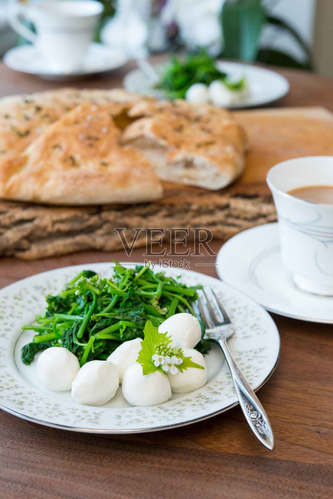 早餐桌上有大蒜芥末沙拉和薄干酪照片摄影图片