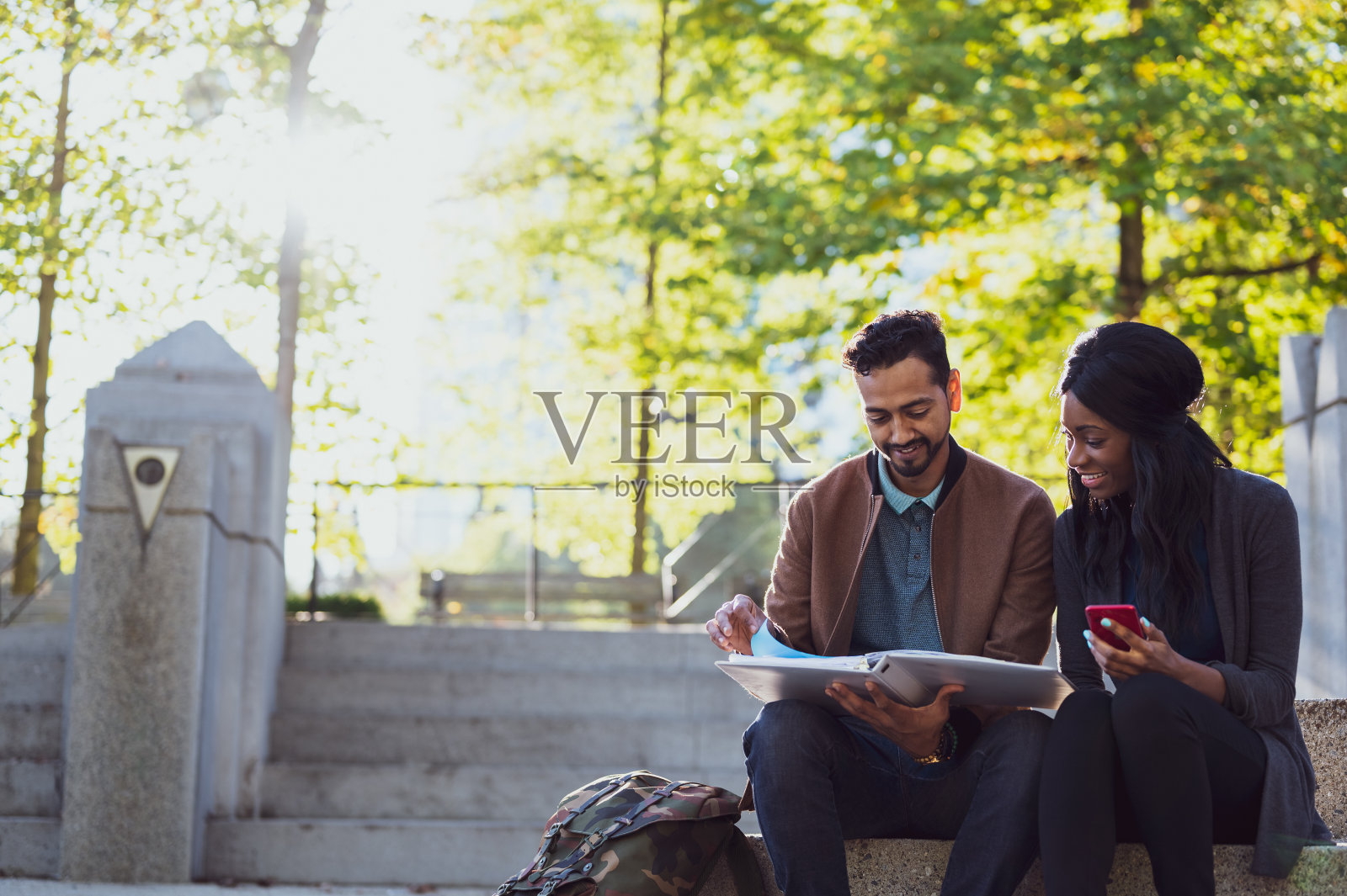 留学生在户外照片摄影图片