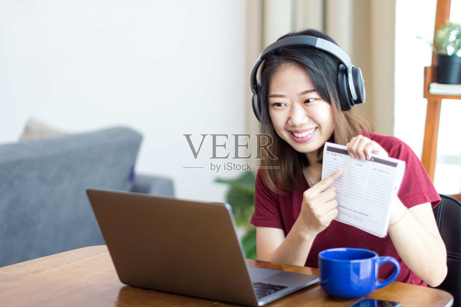 成人学生与她的团队进行视频会议,讨论他们的合作项目照片摄影图片