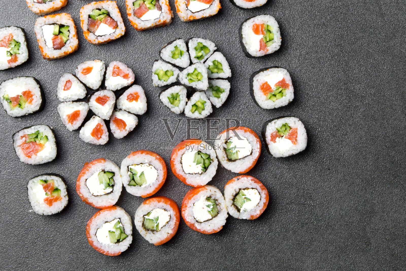 寿司卷放在石头上作为背景照片摄影图片