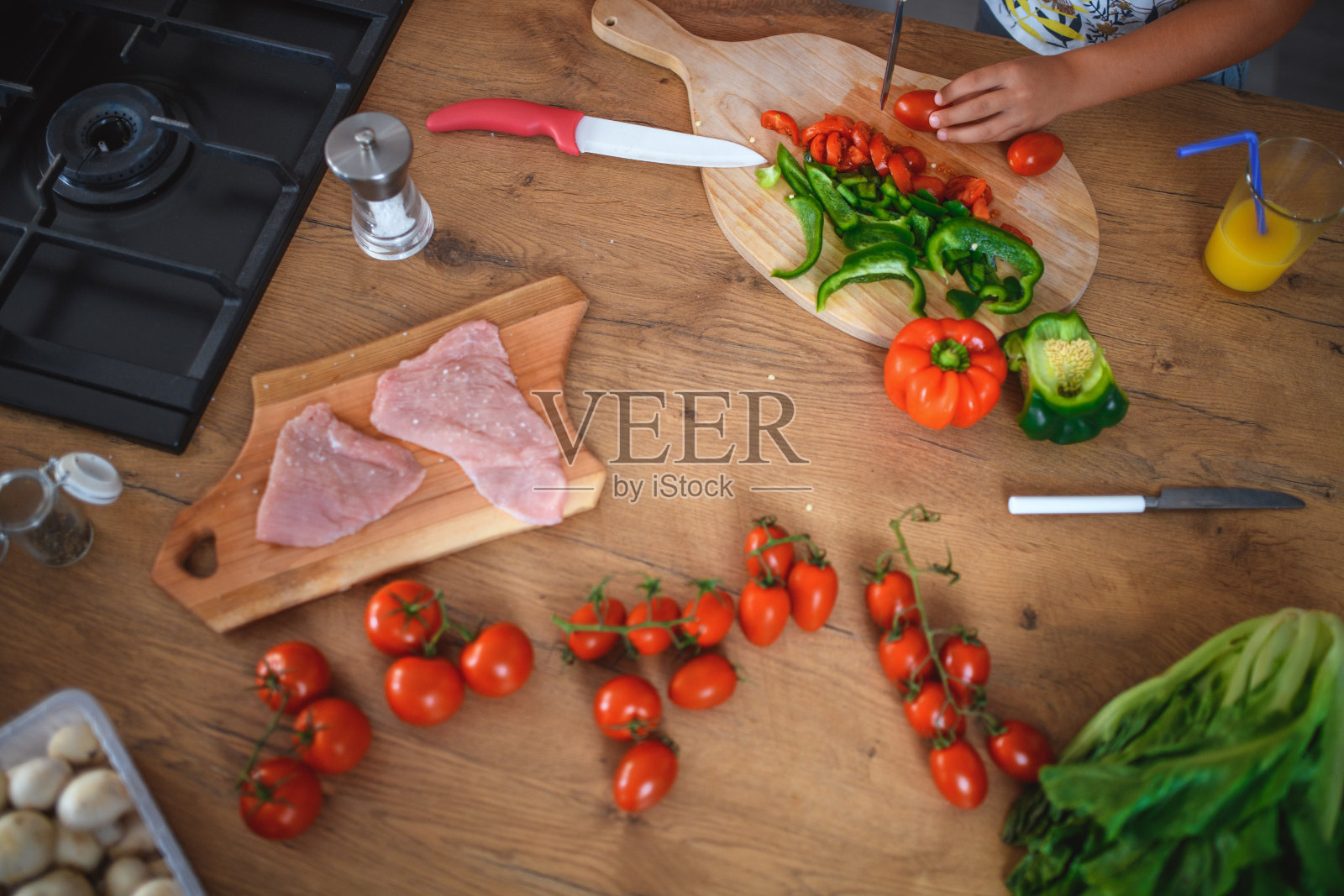 白种女孩在家切菜准备午餐照片摄影图片