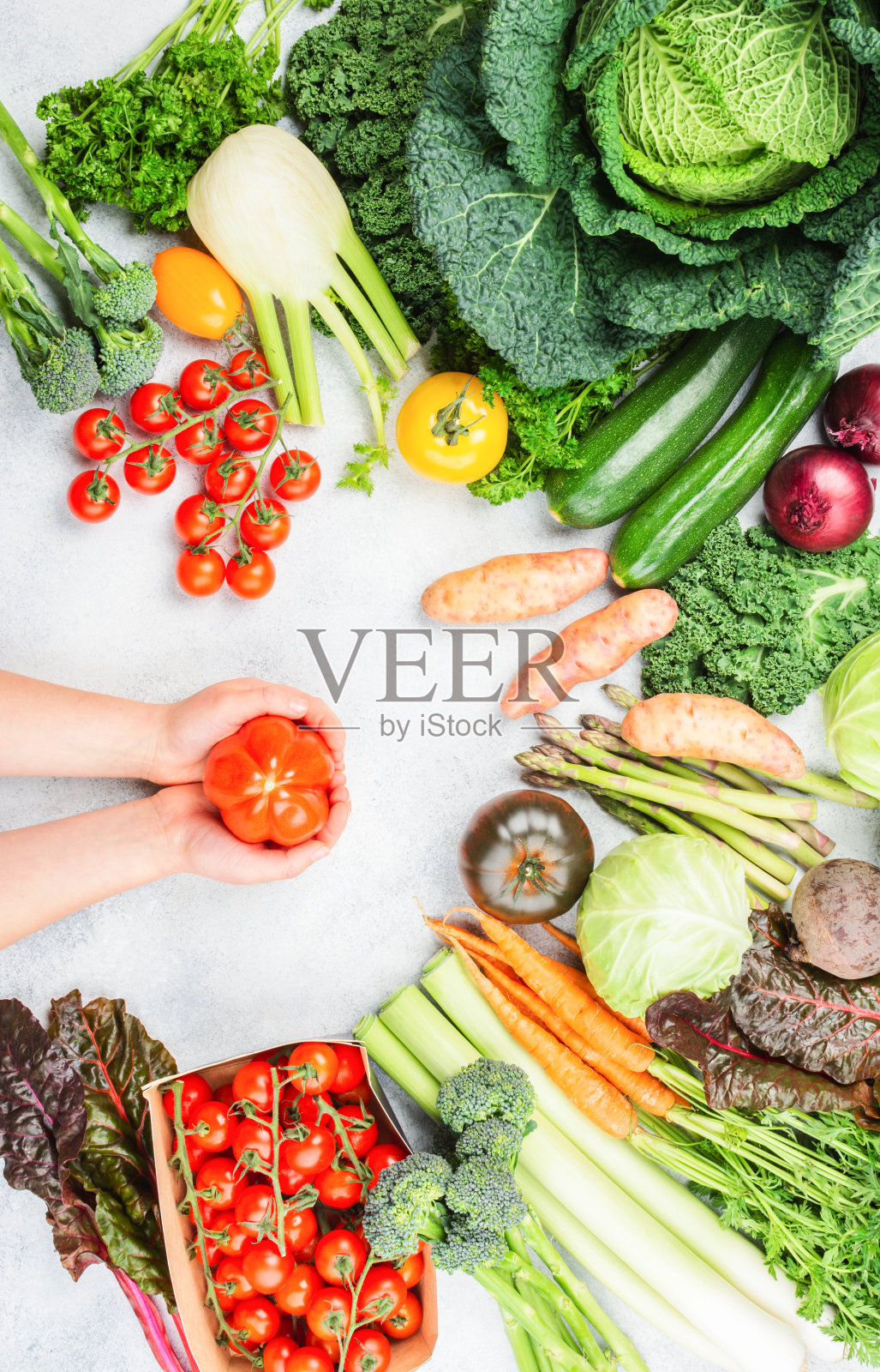 蓝色的桌子上有各种有机蔬菜照片摄影图片