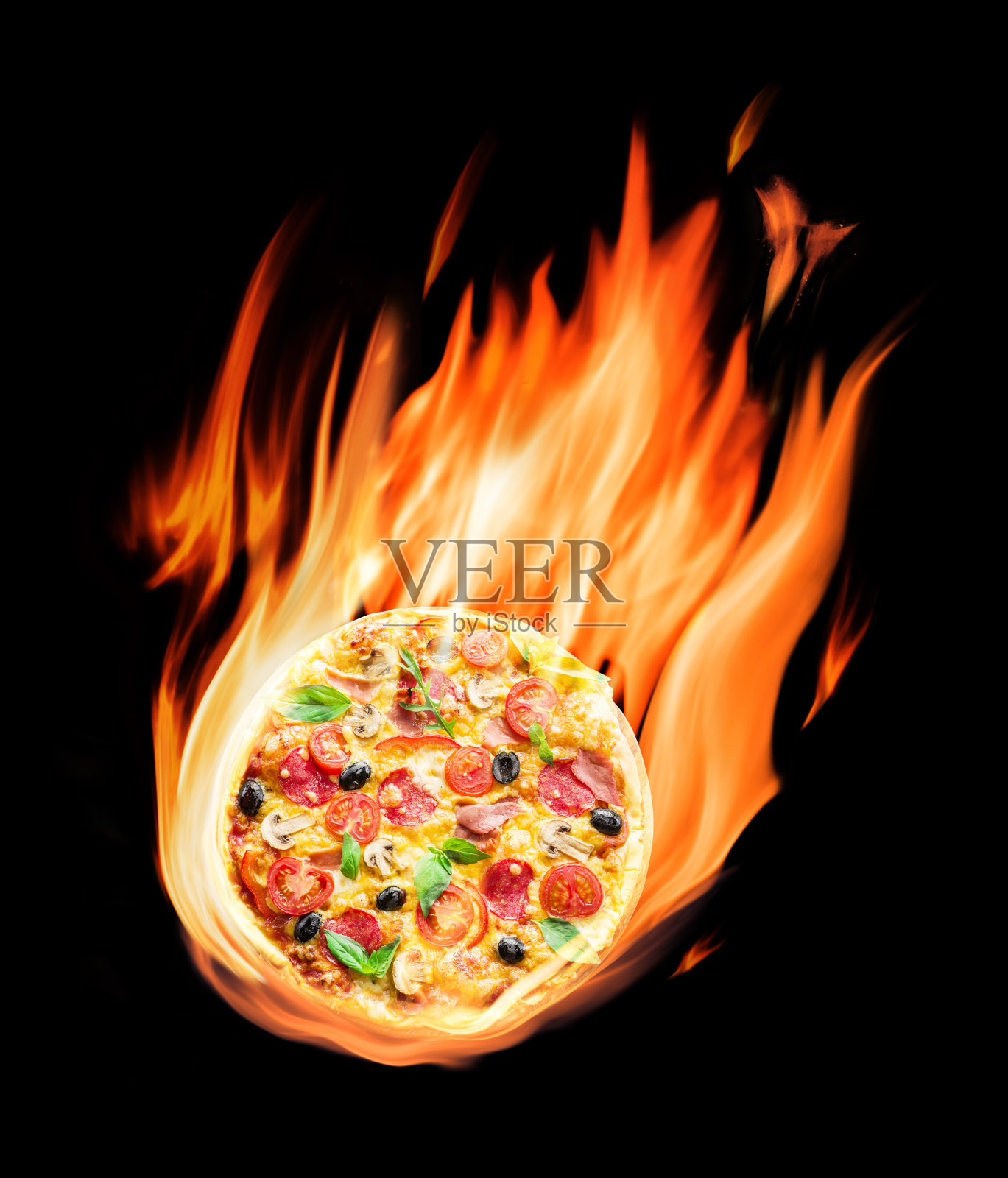 黑色背景上燃烧着的披萨配料。照片摄影图片
