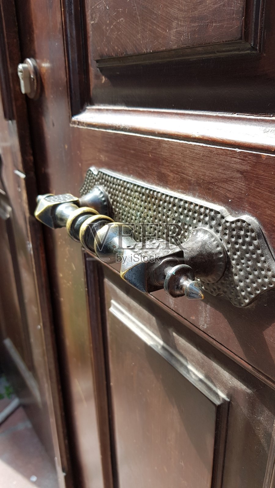 木门上的金属门把手照片摄影图片