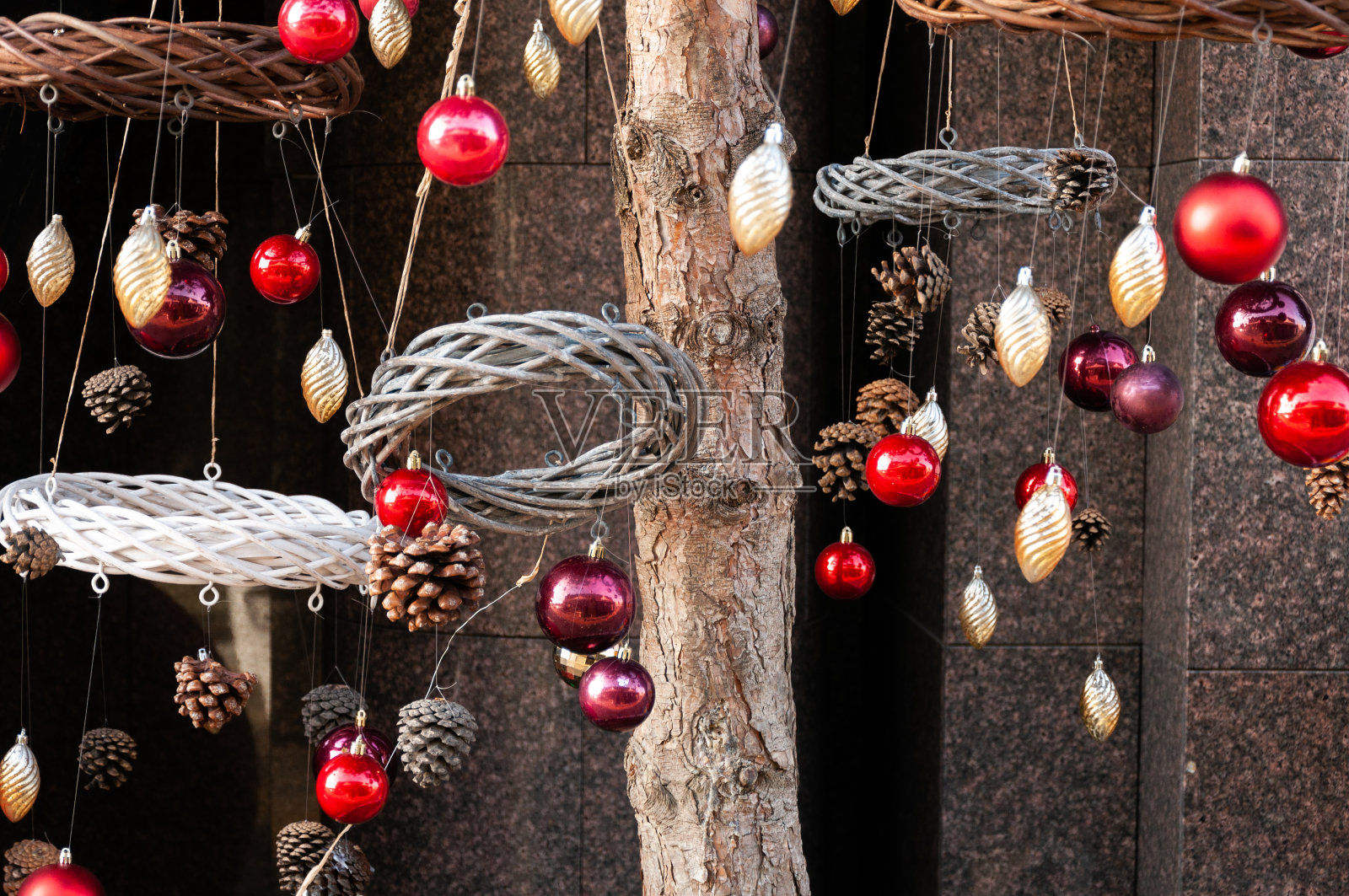 圣诞装饰物球和花环挂在外面的松树树枝上照片摄影图片