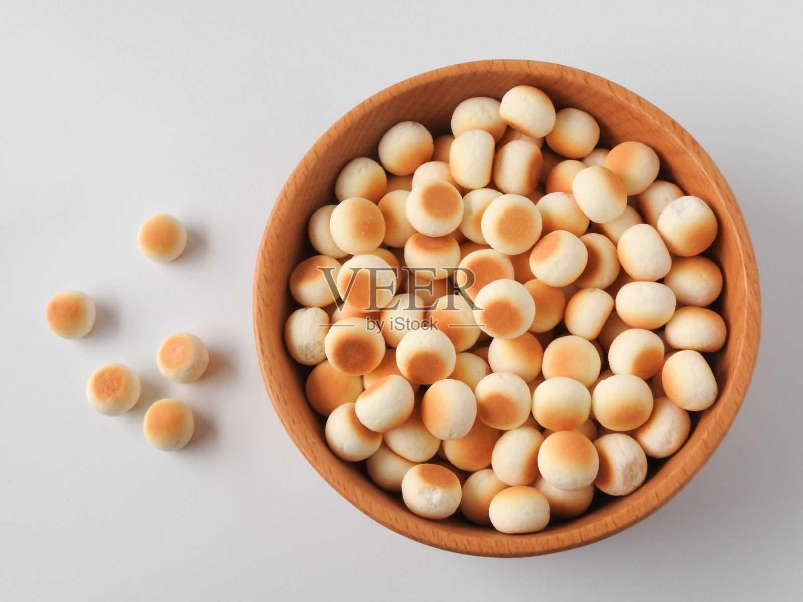 前视图的小球曲奇孤立在白色的背景。专为儿童设计的口器,入口融化,使儿童更容易消化。照片摄影图片