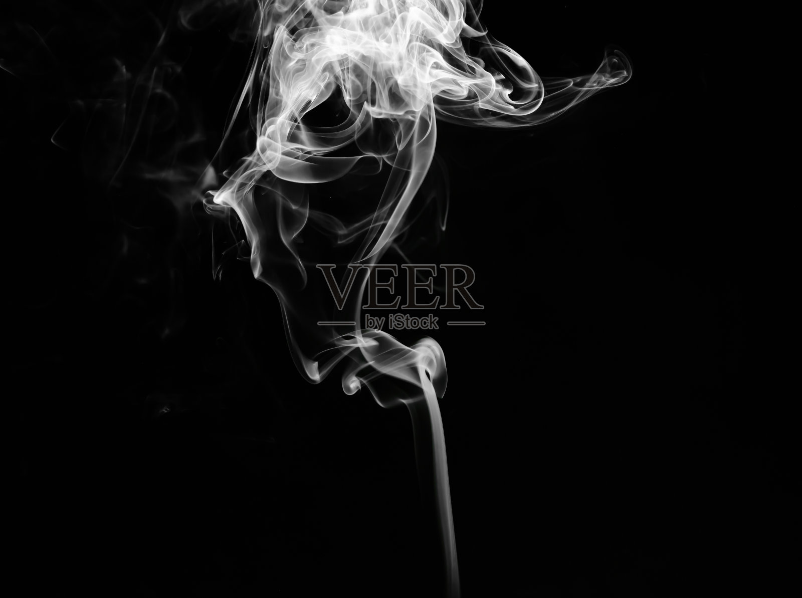 白色烟雾在黑色背景上的抽象碎片运动。照片摄影图片