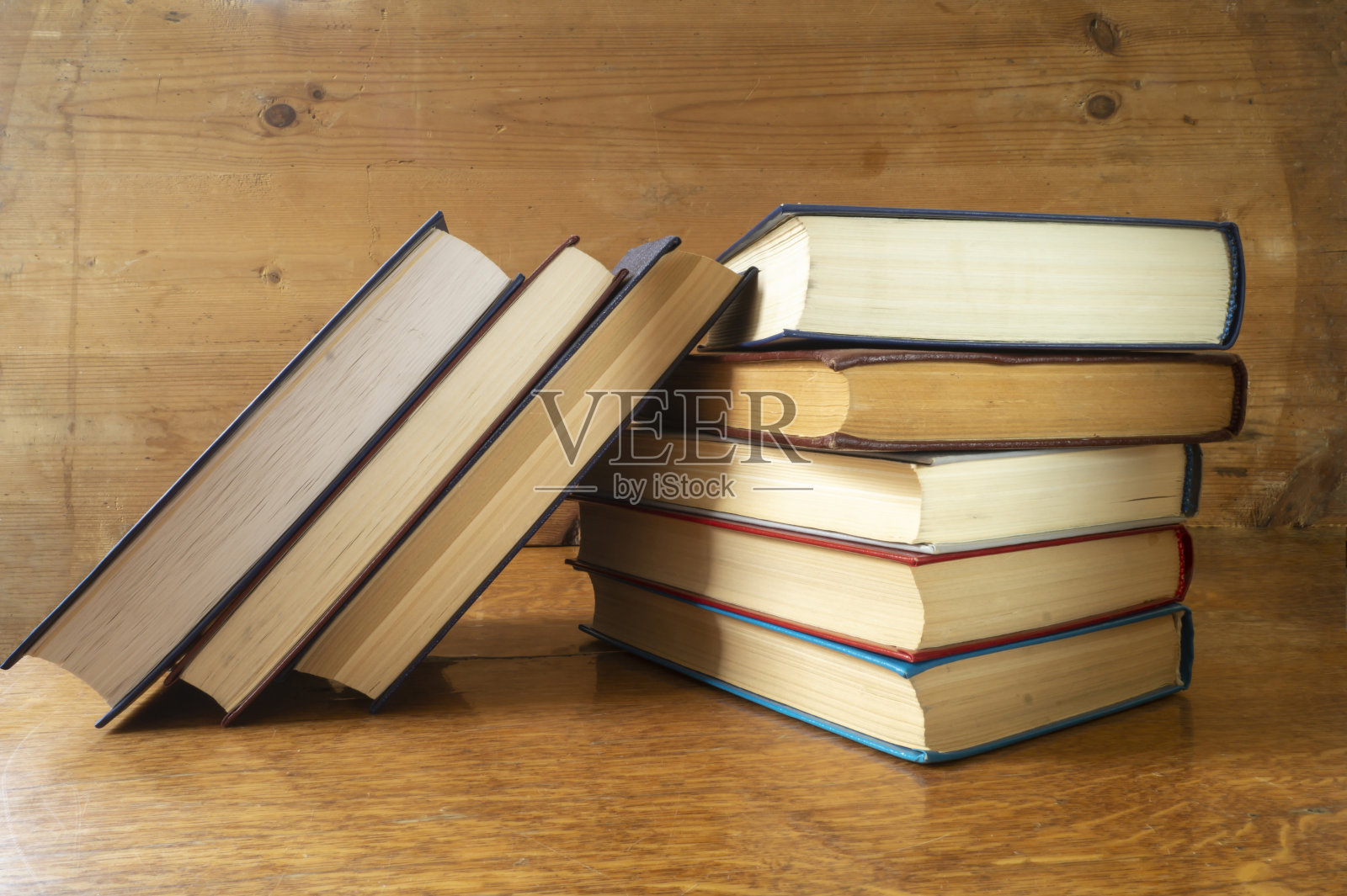 书堆在木团上。照片摄影图片