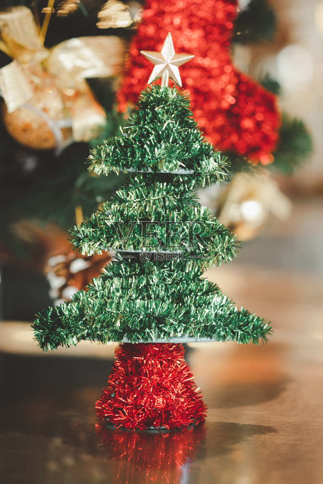 迷你圣诞树,桌子上有新年用的金色星星照片摄影图片