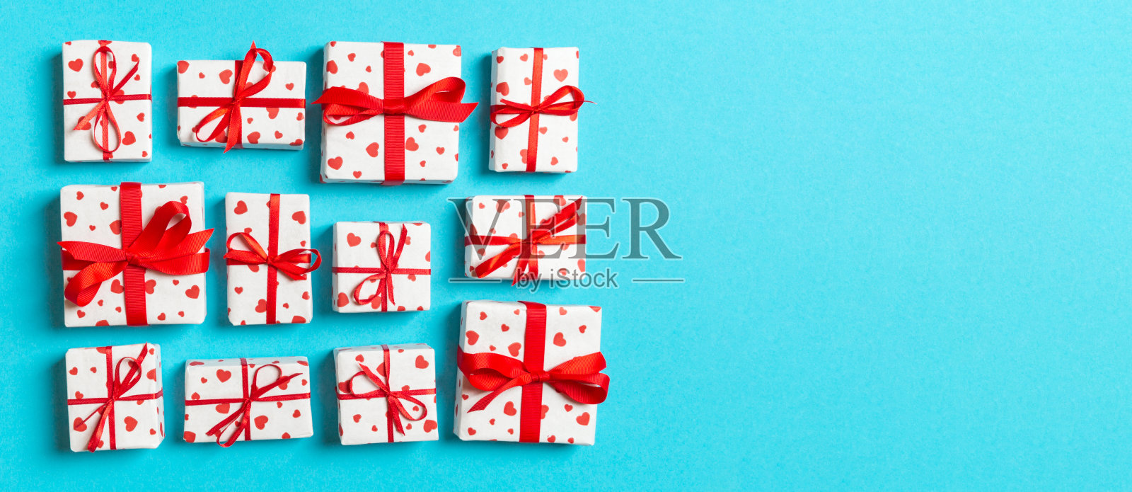 这是一款以彩色背景为背景的白色节日礼盒。情人节的概念照片摄影图片