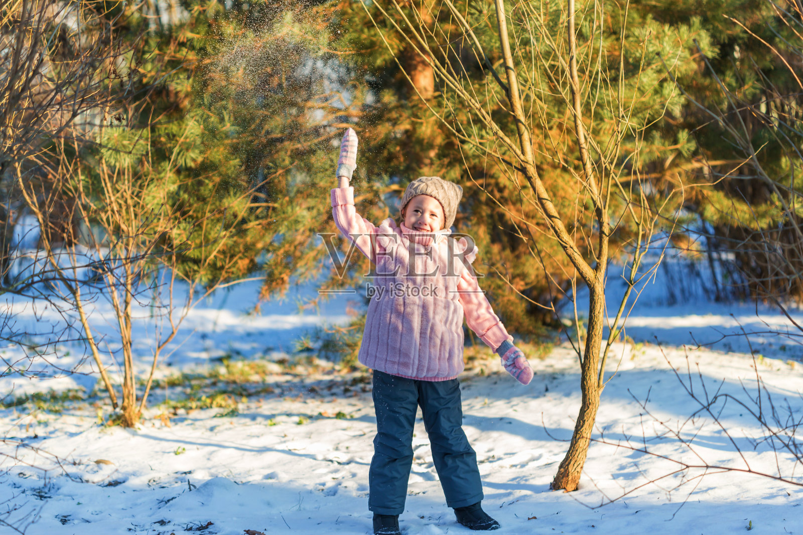 小女孩在冬天的森林里玩雪。快乐的童年。冬季欢乐假期概念照片摄影图片