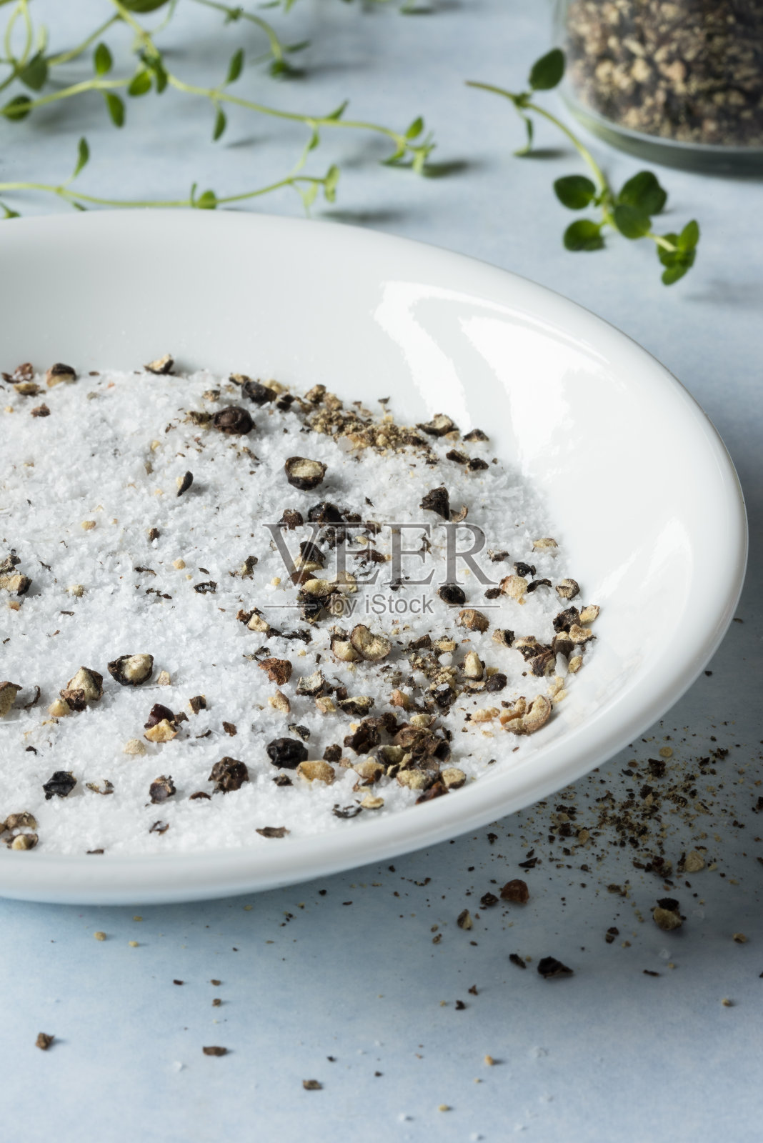 盐和胡椒在一个Pinch Bowl照片摄影图片