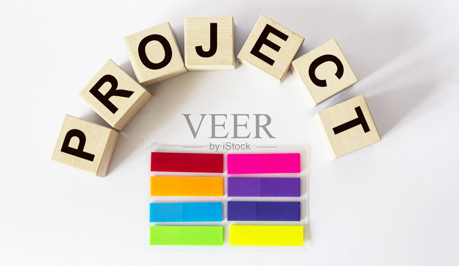 用彩色贴纸在白色桌子上的木块上投射单词字母。项目营销业务启动照片摄影图片