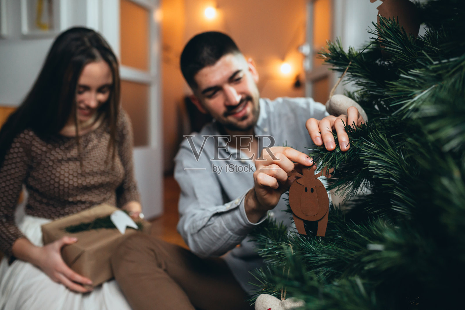 情侣装饰圣诞树照片摄影图片