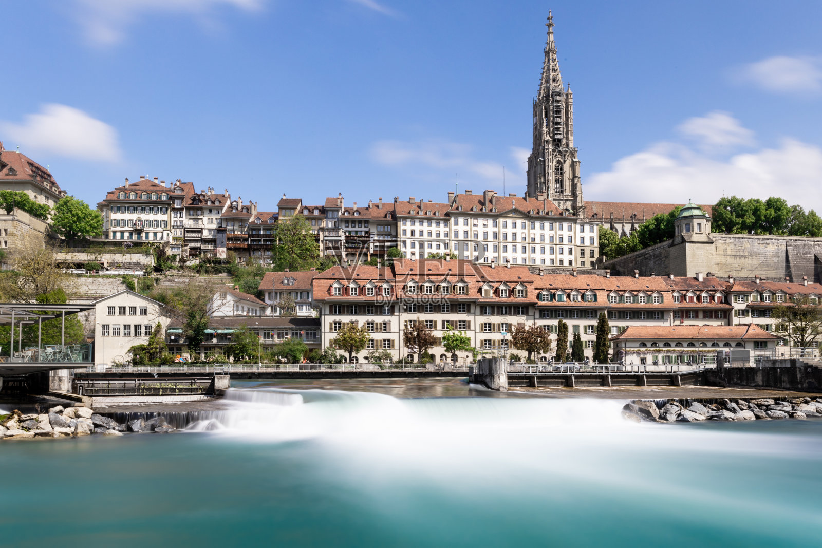 瑞士伯尔尼的标志性大教堂,联合国教科文组织,在春天的前景和丝绸般的水Aare照片摄影图片