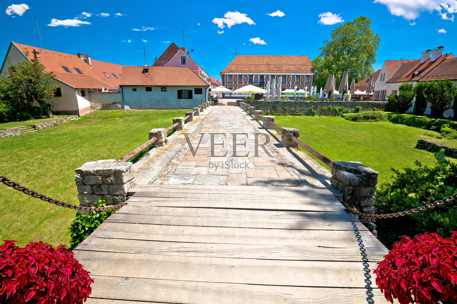 瓦拉日丁。老城区大门的瓦拉兹丁公园和地标景观照片摄影图片