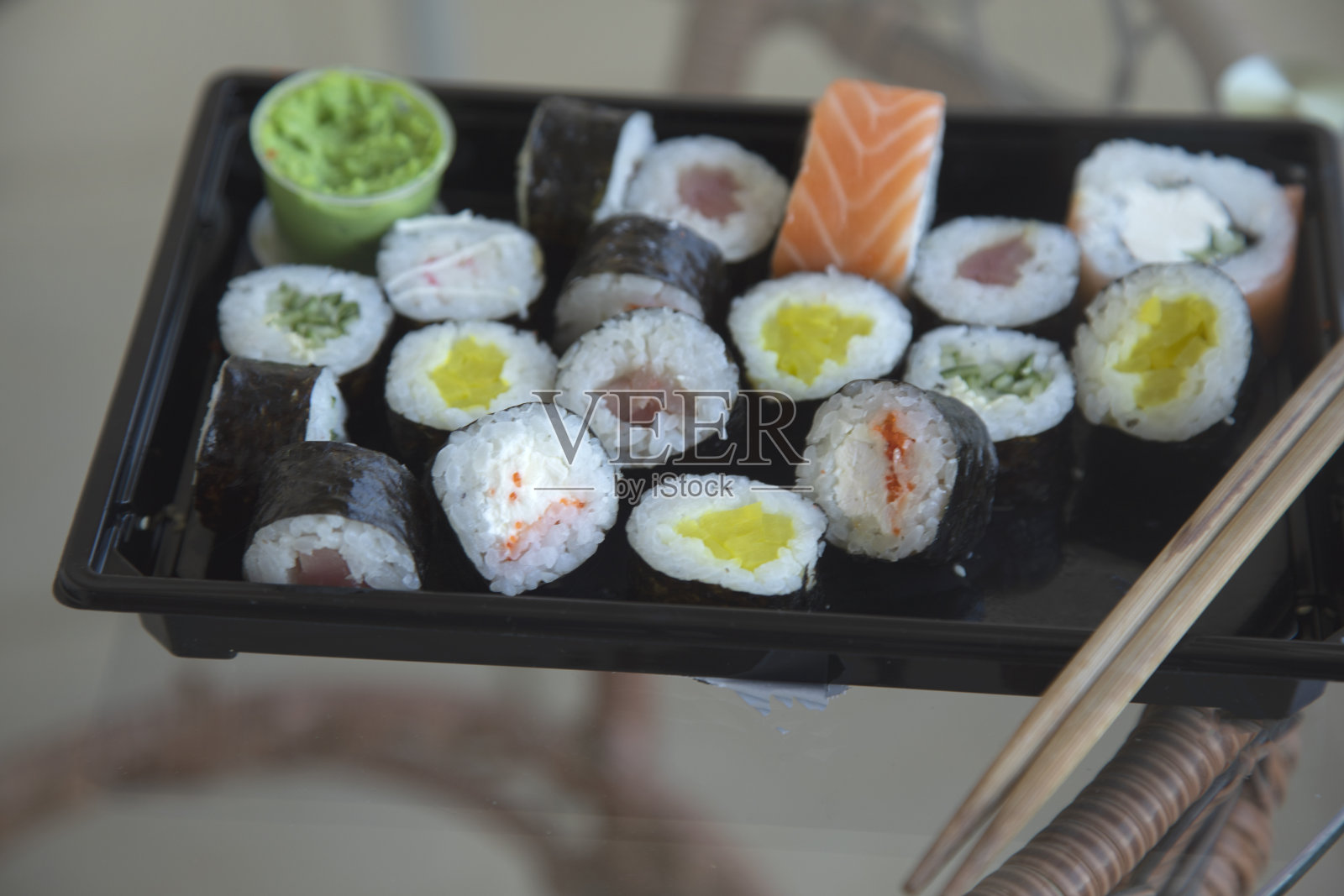 桌子上放着寿司照片摄影图片