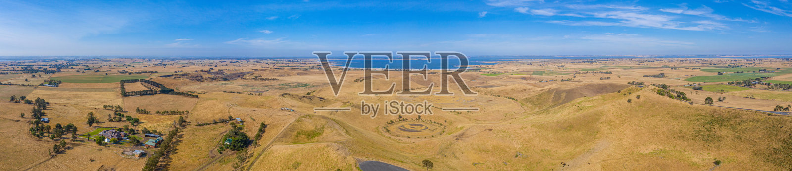 澳大利亚科拉克附近的红色岩石储备,包括几个火山起源的火山口照片摄影图片