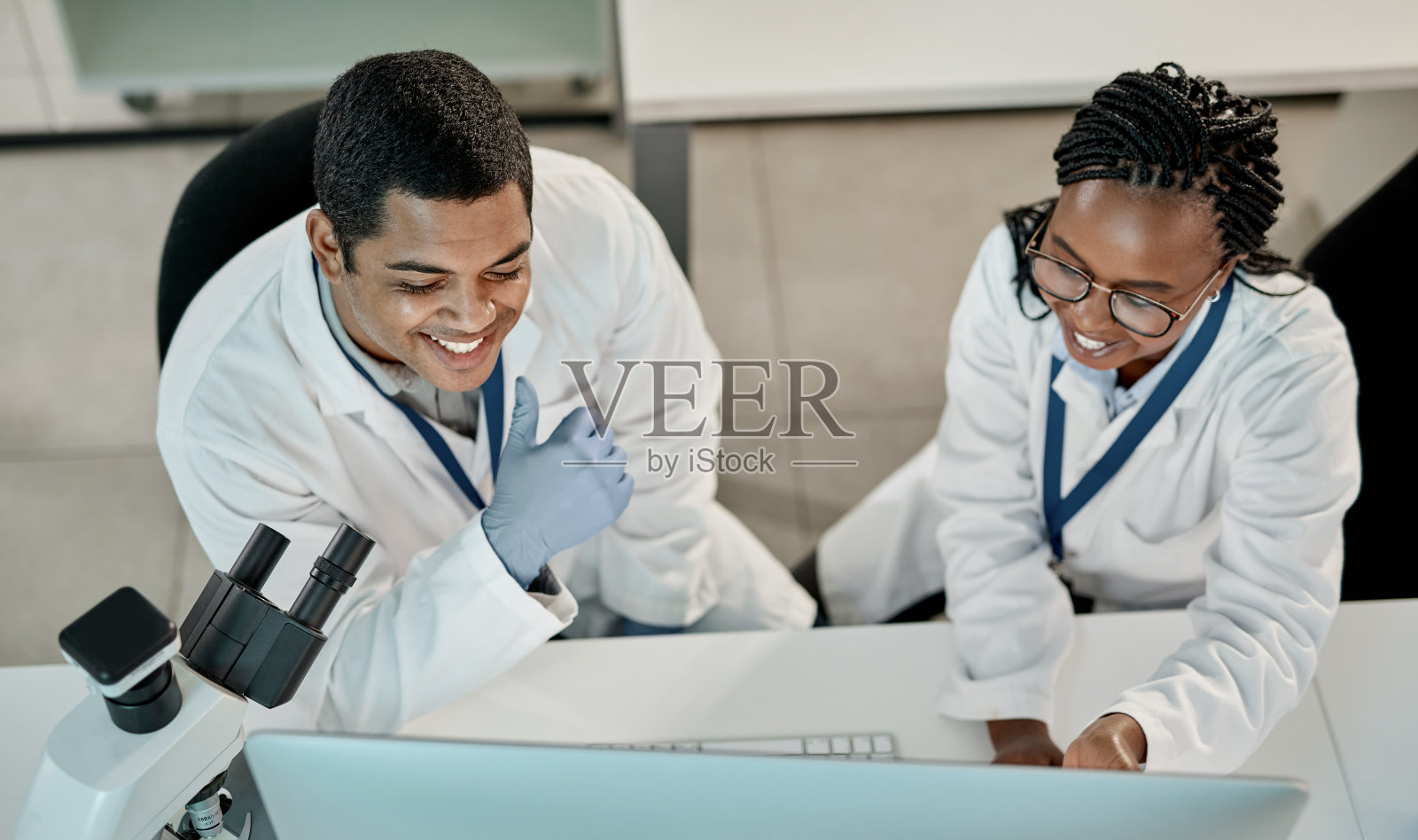 在实验室里完成工作照片摄影图片