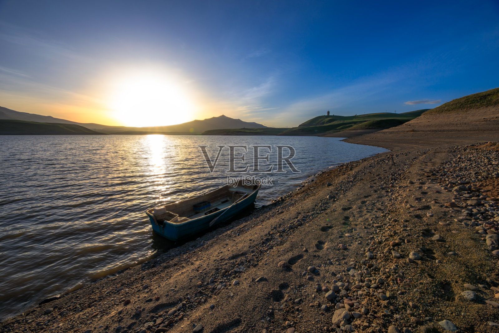 湖中旧船照片摄影图片