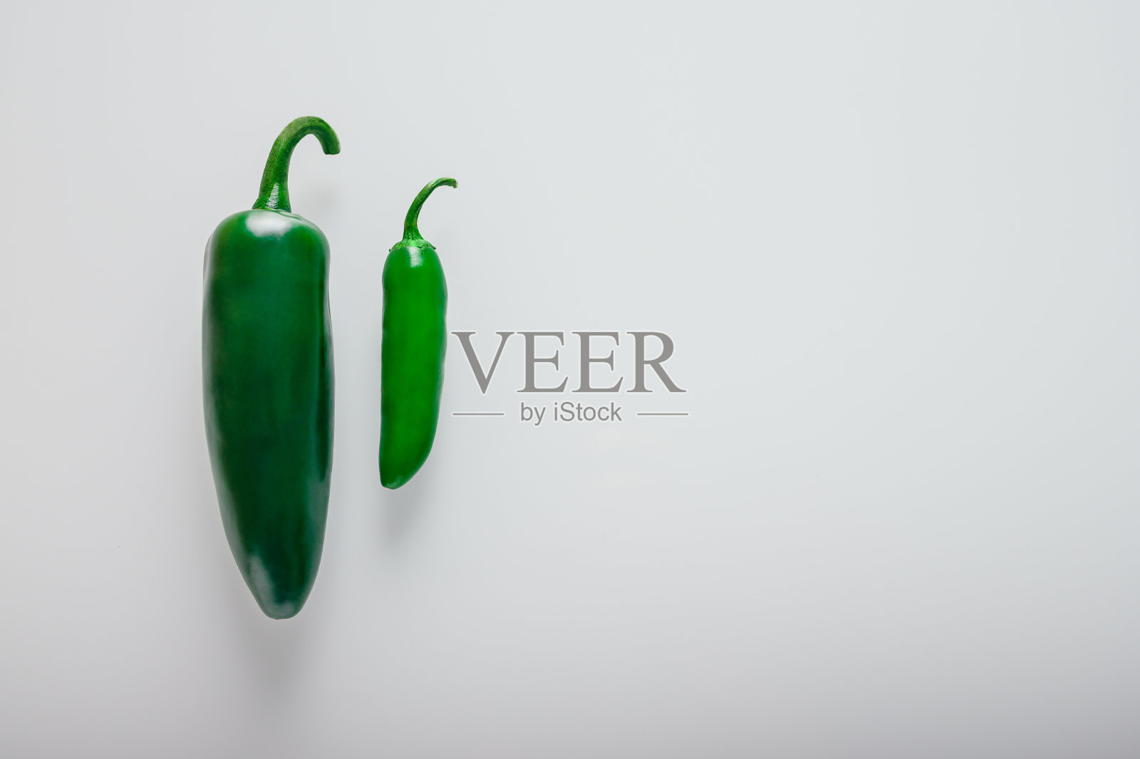 白背景上的青椒图案。顶视图的绿色辣椒。照片摄影图片