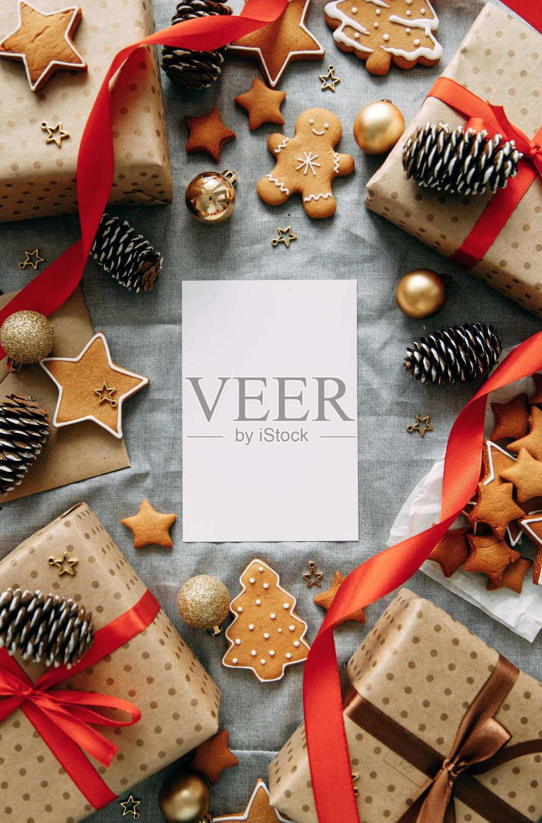 圣诞礼盒,饼干,蛋筒。空白背景的姜味假日饼干的Flatley布局。照片摄影图片